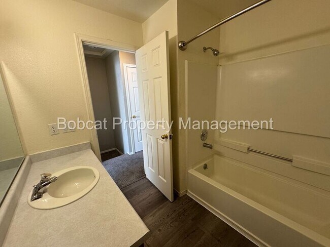 Building Photo - 3919 Pheasant Dr