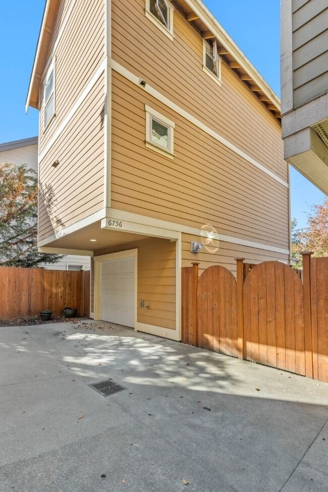 Building Photo - 2bd/1.5ba Seattle Townhouse