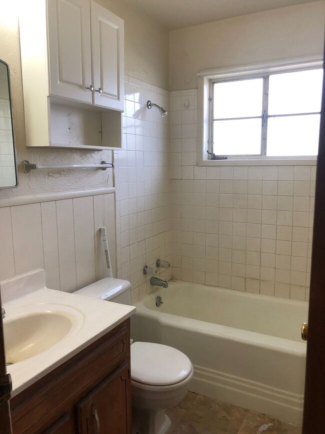Building Photo - FIRST MONTH SPECIAL!! First month $500! Pa...