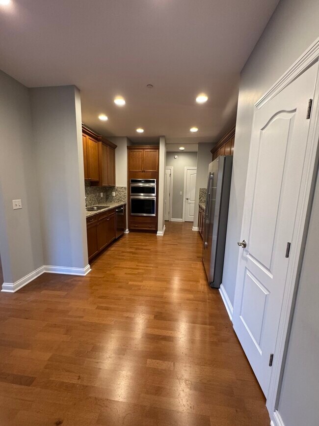 Building Photo - 1800 Amberley Ct