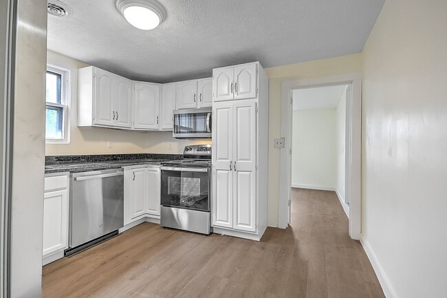 Building Photo - 4 Bedrooms 3 Baths Bristol TN