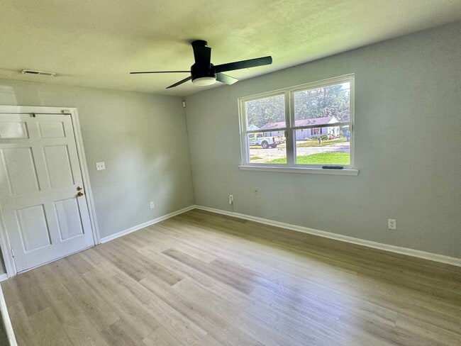 Building Photo - 314 Woodview Ave