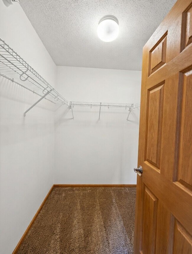 Building Photo - Rare 2bed + Loft Townhome in Maple Grove