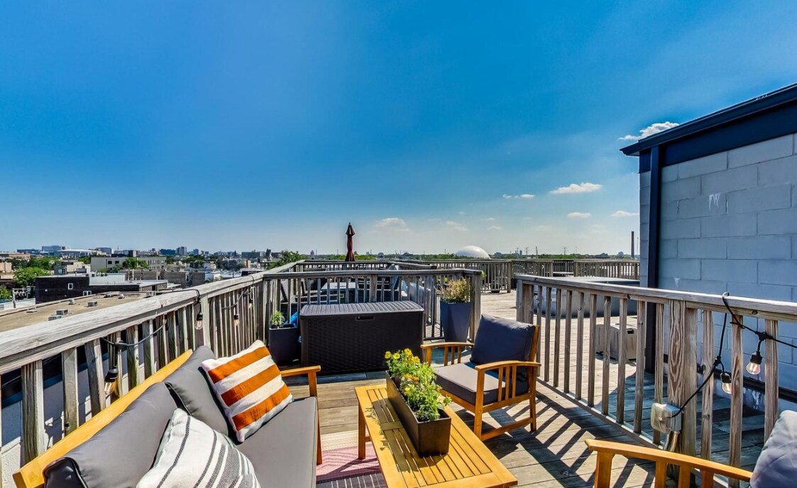 Building Photo - 2424 W Chicago Ave