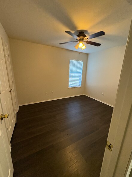 Building Photo - 400 Angler Dr