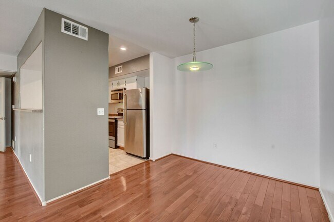 Building Photo - Adorable Southwest condo