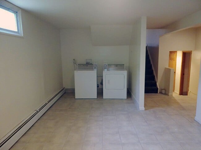 Building Photo - AVAILABLE 7/1/26 - Beautiful 5 Bedroom Sin...