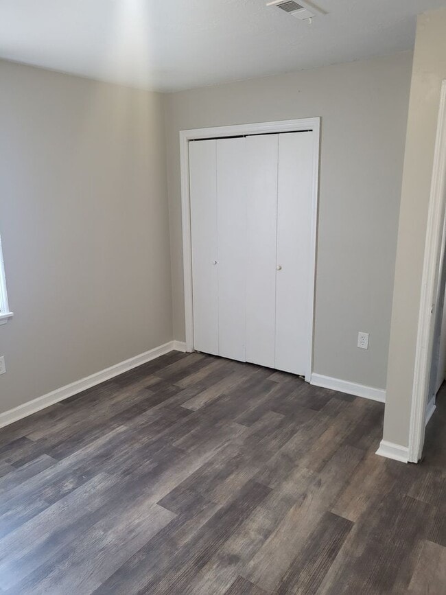 Building Photo - 3 bdroom 1.5 bath off Tobacco Rd