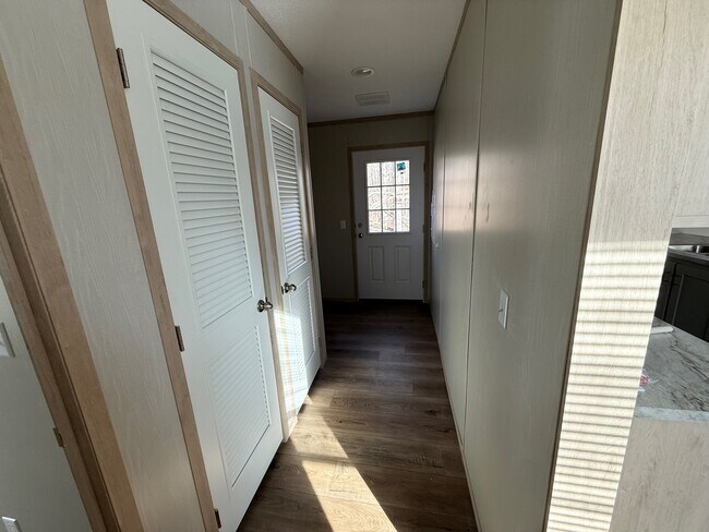 Building Photo - 9 Glade view -