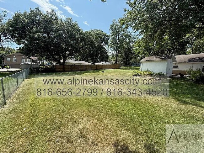 Building Photo - Spacious Gladstone Ranch!