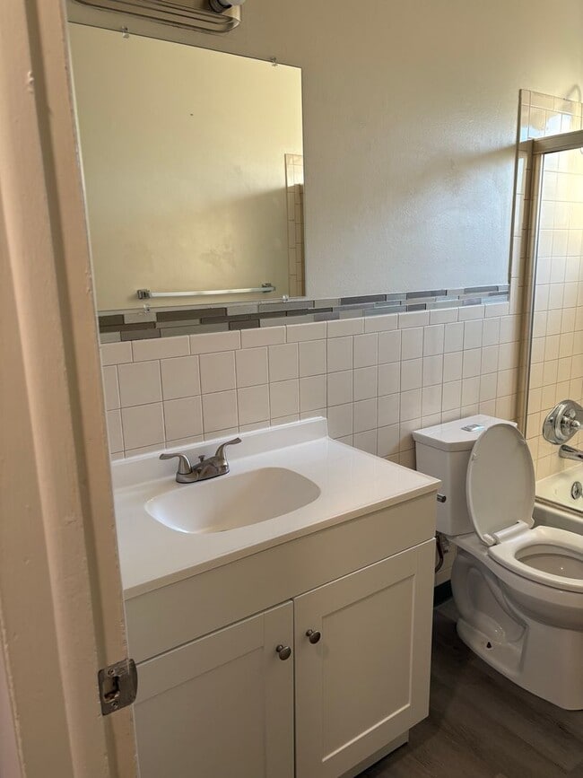 Building Photo - Move In Special! Charming 2-Bedroom Oasis with Spacious Front Yard!