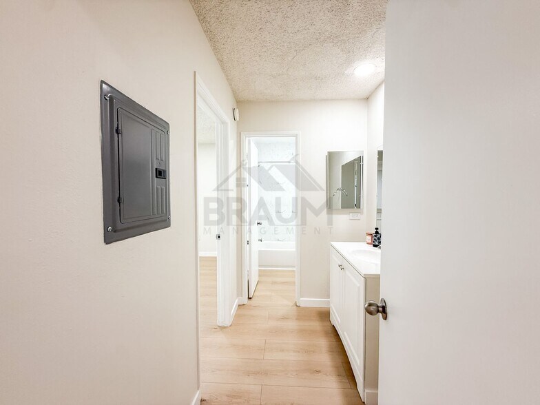 Building Photo - 5461 Kester Ave