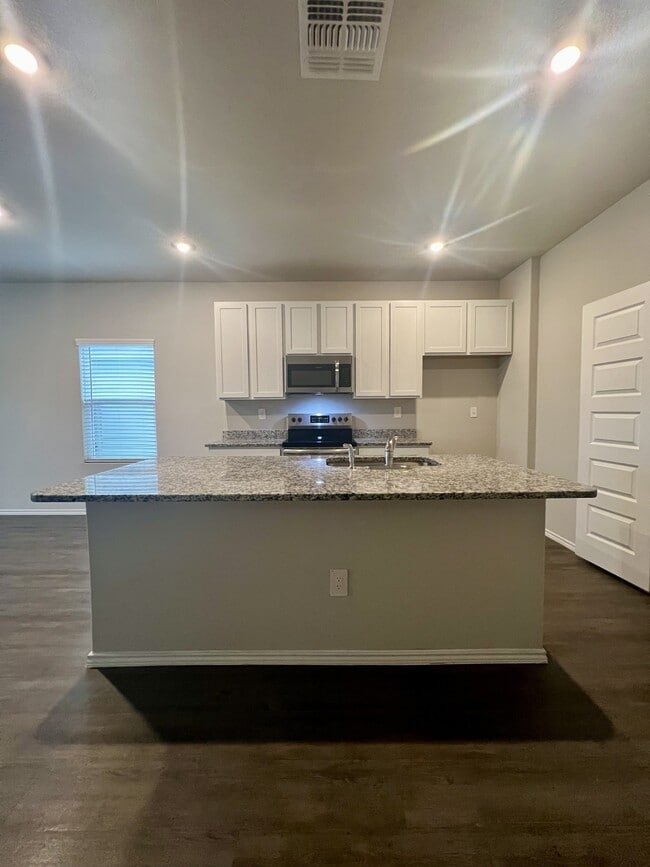 Building Photo - 596 Jennifer Wy