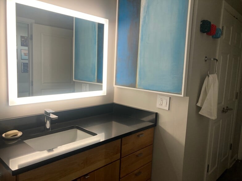 Building Photo - 1803 Broadway