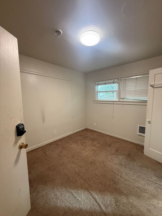 Building Photo - Large Home steps from UCD!-December Rent Free