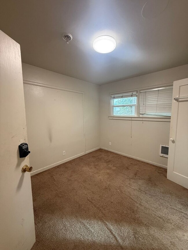 Building Photo - Large Home steps from UCD!-October Rent Free