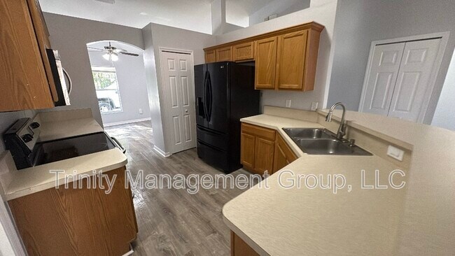 Building Photo - 1 Redwood Track Ln