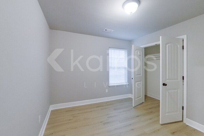 Building Photo - 6010 NW Meade St