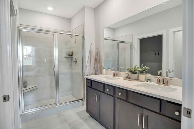 Building Photo - Stunning unit in 55+ community