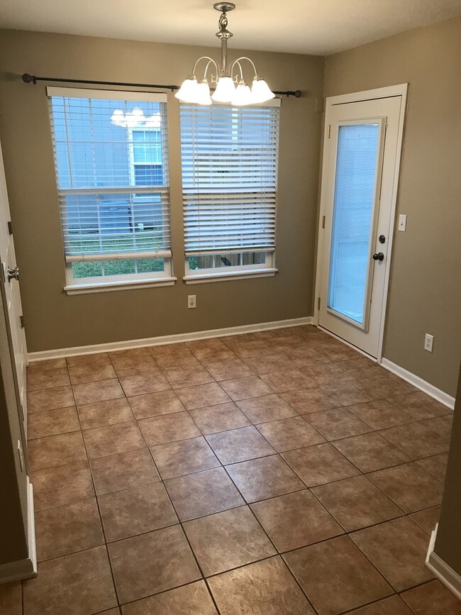 Building Photo - Privacy fenced yard!