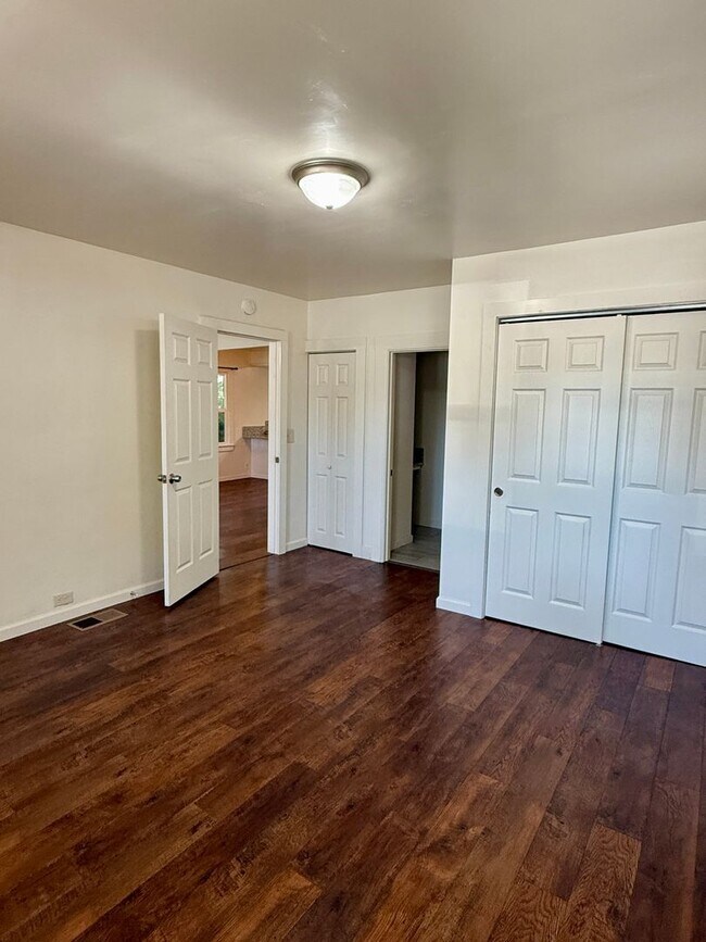 Building Photo - 3 Bedroom 1 Bath House!