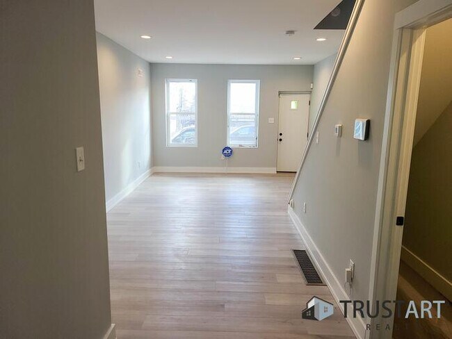 Building Photo - 2 Bedroom house with basement/backyard.