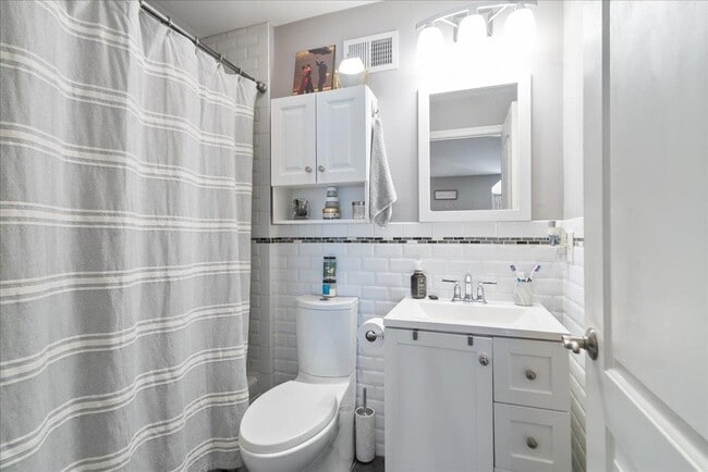 Building Photo - 252 Grace Ave