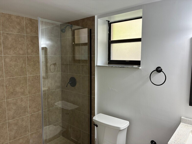 Building Photo - 13000 SW 92nd Ave