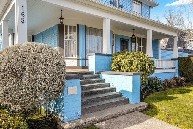 Building Photo - Fully furnished 5-bed, 3.5 bath home in hi...