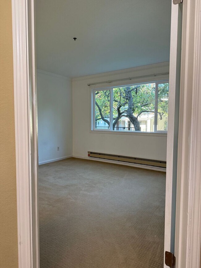 Building Photo - Spacious 2 Bedroom 2 Bath Condo with a View