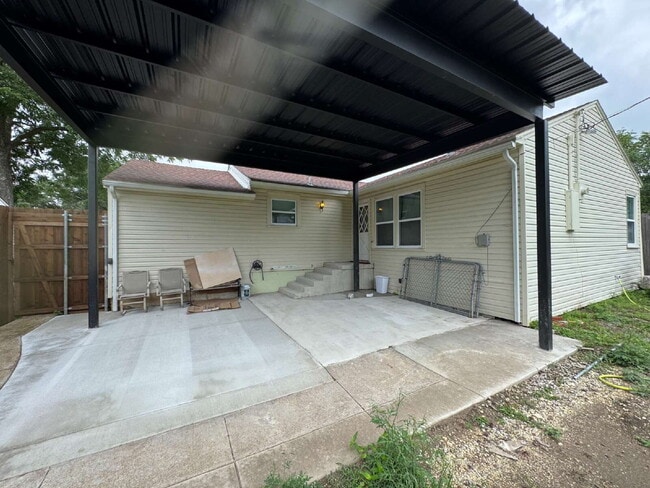 Building Photo - 2318 Fenwick Dr
