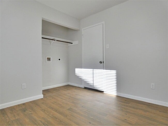 Building Photo - 606 Golfview Dr