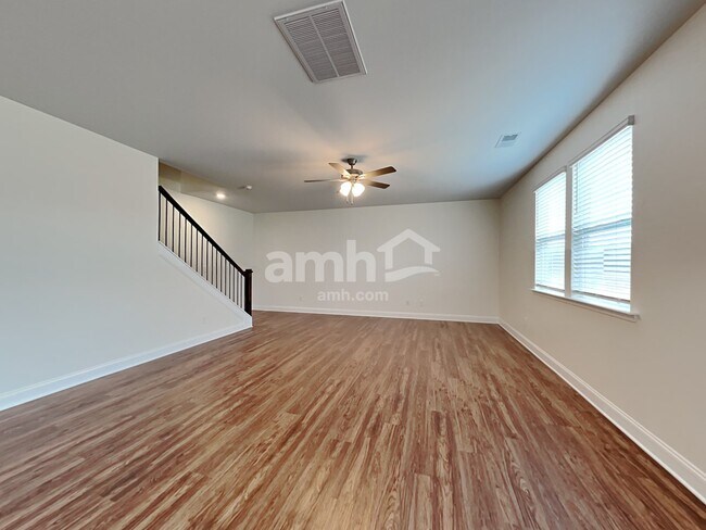 Building Photo - 174 Larragan Dr