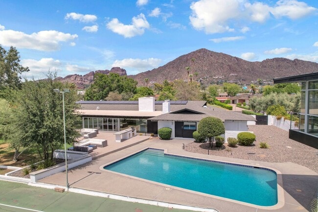 Building Photo - Mid-century modern home in Arcadia with pr...