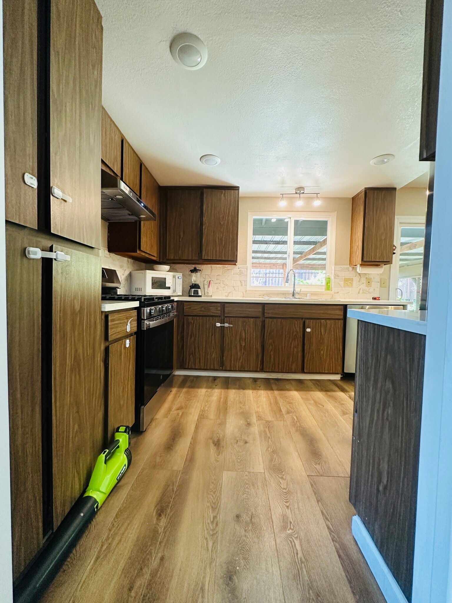 Building Photo - 1465 Madrone Way