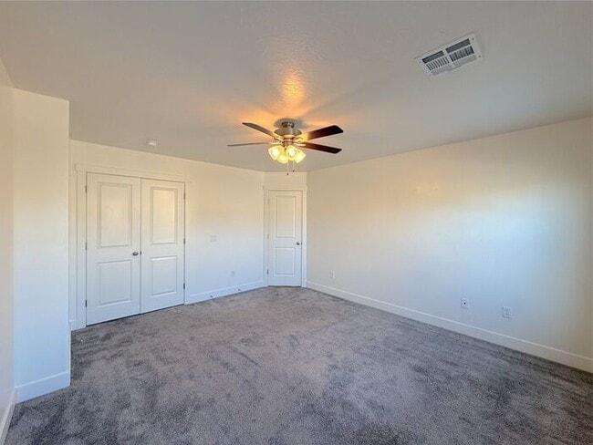 Building Photo - 4 Bed, 2.5 Bath home with 2 Car Garage
