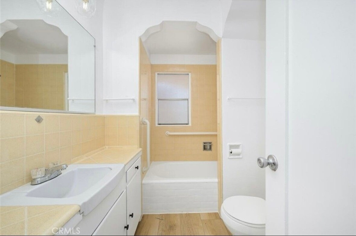 Building Photo - 974 W 13th St