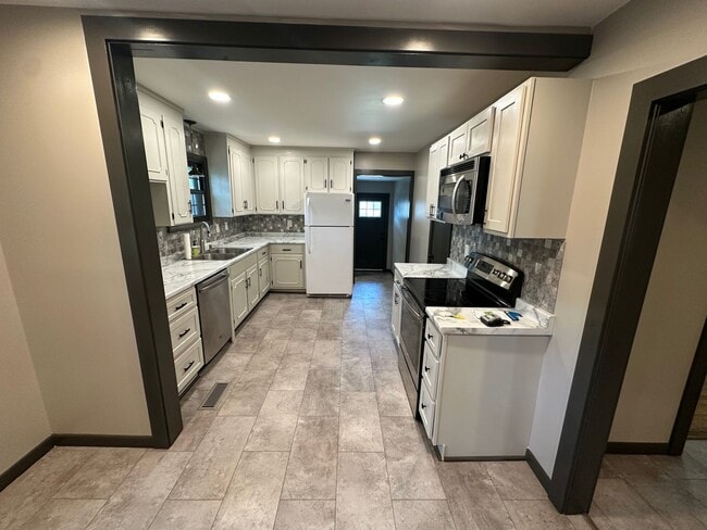 Building Photo - 2 Bed 1 Bath home minutes from everything ...
