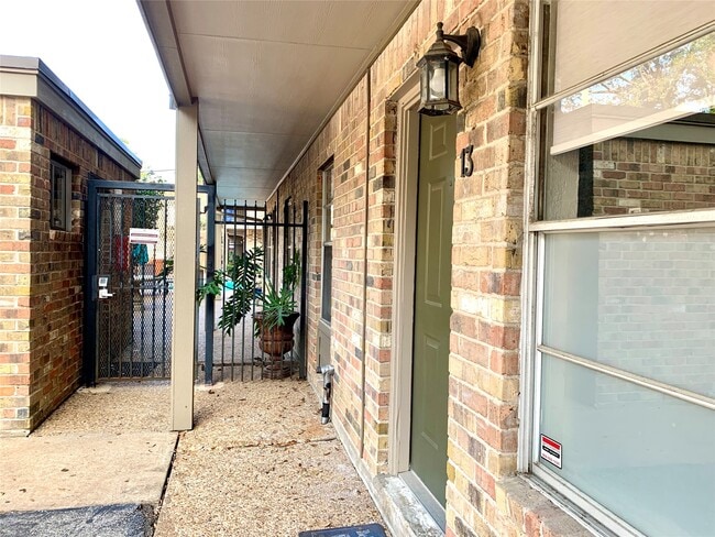 Building Photo - 606 Marshall St