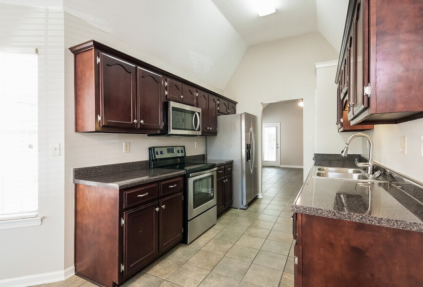 Building Photo - 8682 Cat Tail Dr