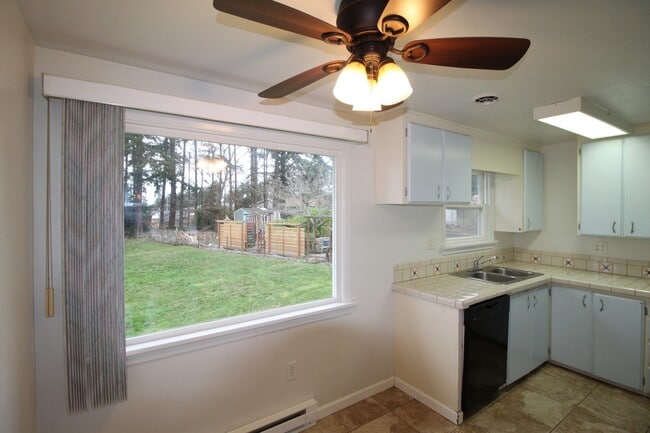 Building Photo - 2 Bed 1 Bath - Excellent Condition - Pet Friendly - Large Fenced Yard