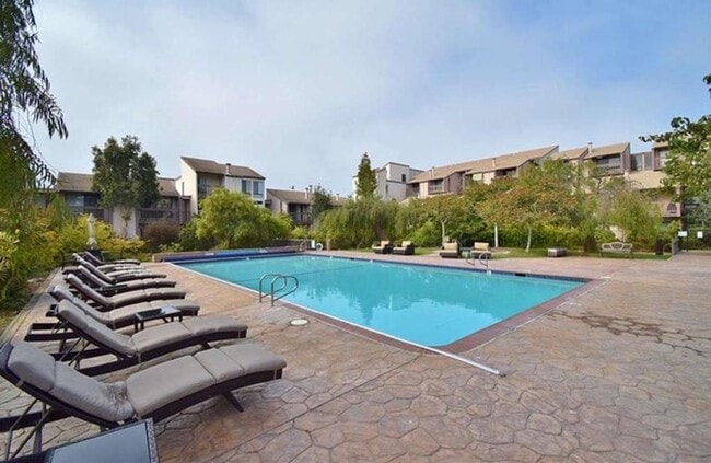 Building Photo - 2101 Shore Line Dr