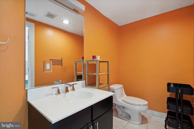 Building Photo - 1353 N Mascher St