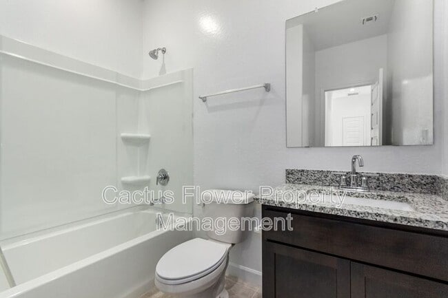 Building Photo - 2037 W Shelly Ave