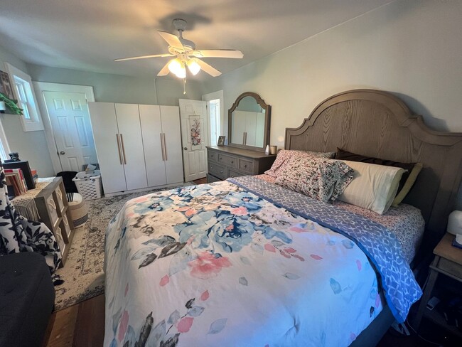 Building Photo - Terrific 3 Bed/1 Bath Colonial in Glen Cove!