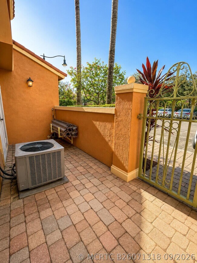Building Photo - 906 SW 143rd Ave