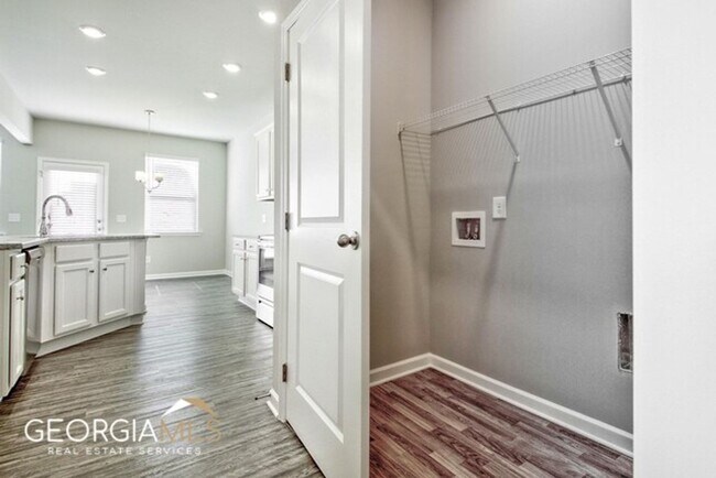 Building Photo - Prime Newnan Location! 2023 build, 3 bedroom townhome within walking distance to Downtown, The LI...