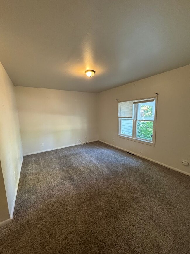 Building Photo - Cozy 3 Bed 1.5 Bath House