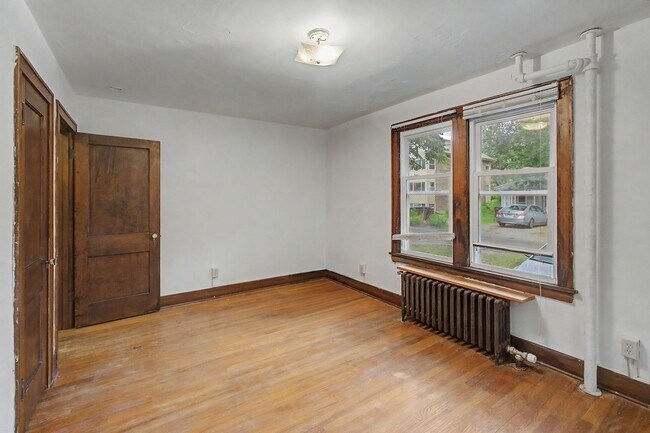 Building Photo - 407 W Green St