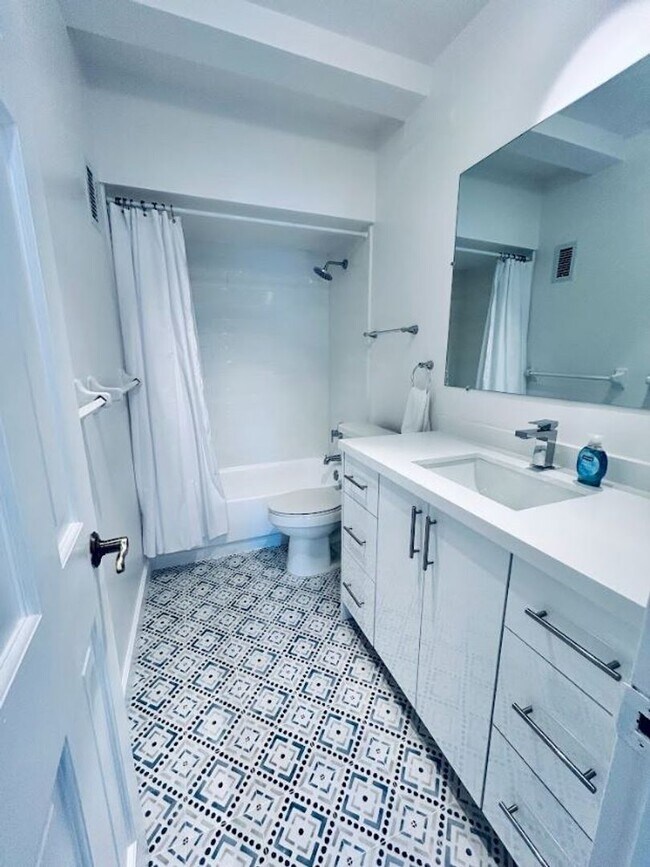 Building Photo - Large Updated 1 Bedroom 1.5 Bath Condo - S...